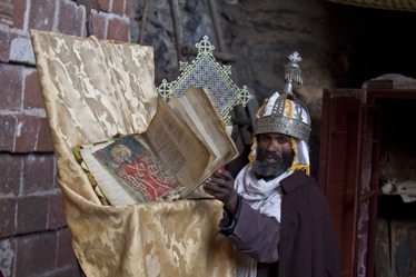 Äthiopien: Priester in traditionellem Gewand