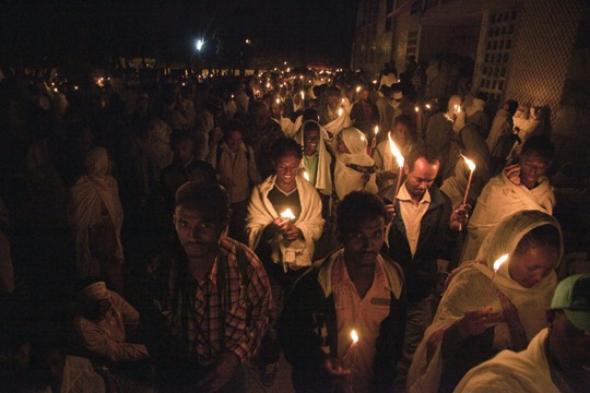 Äthiopien: Pilger umrunden die Marienkirche von Axum auf dem Hidar Zion Fest