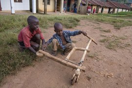 Kinder mit Tretroller-Eigenbau im Dorf Buhoma