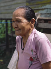 Borneo-Kalimantan: Anghörige der Dayak-Volksgruppe