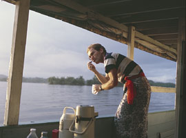Borneo-Kalimantan: Körperpflege mit Flusswasser auf dem Hausboot