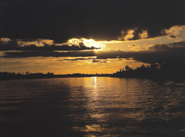 Borneo-Kalimantan: Sonnenuntergang auf dem Semayang-See