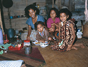 Borneo-Kalimantan: Spontane Gastfreundschaft, Unterbringung bei einer fremden Familie