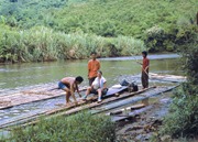 Borneo-Kalimantan: Auf einem Bambusfloß stromabwärts