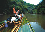 Borneo-Kalimantan: Auf einem Bambusfloß stromabwärts
