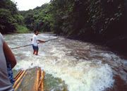 Borneo-Kalimantan: Auf einem Bambusfloß stromabwärts
